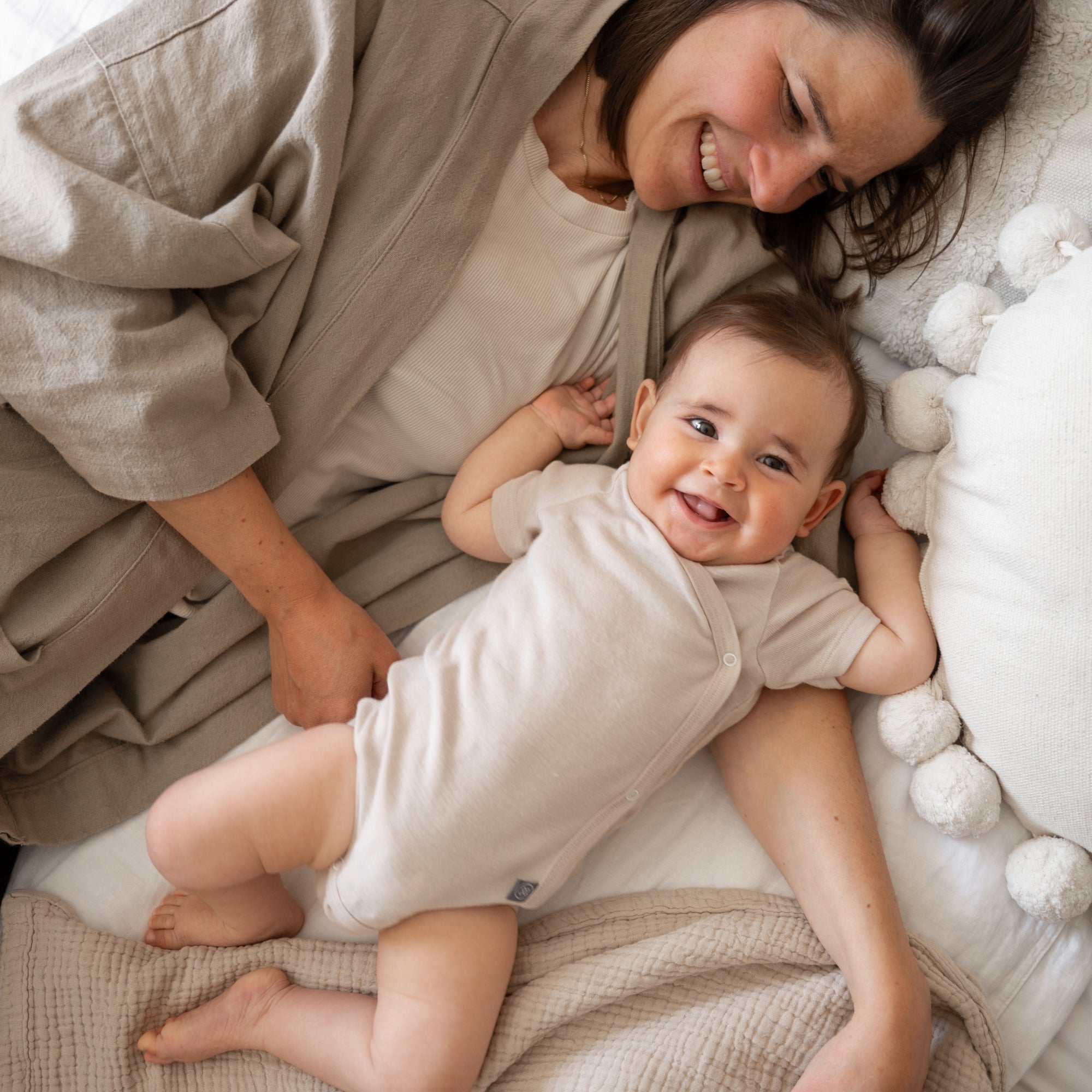 Wol-zijde Wikkelromper met korte mouwen | Essential Beige