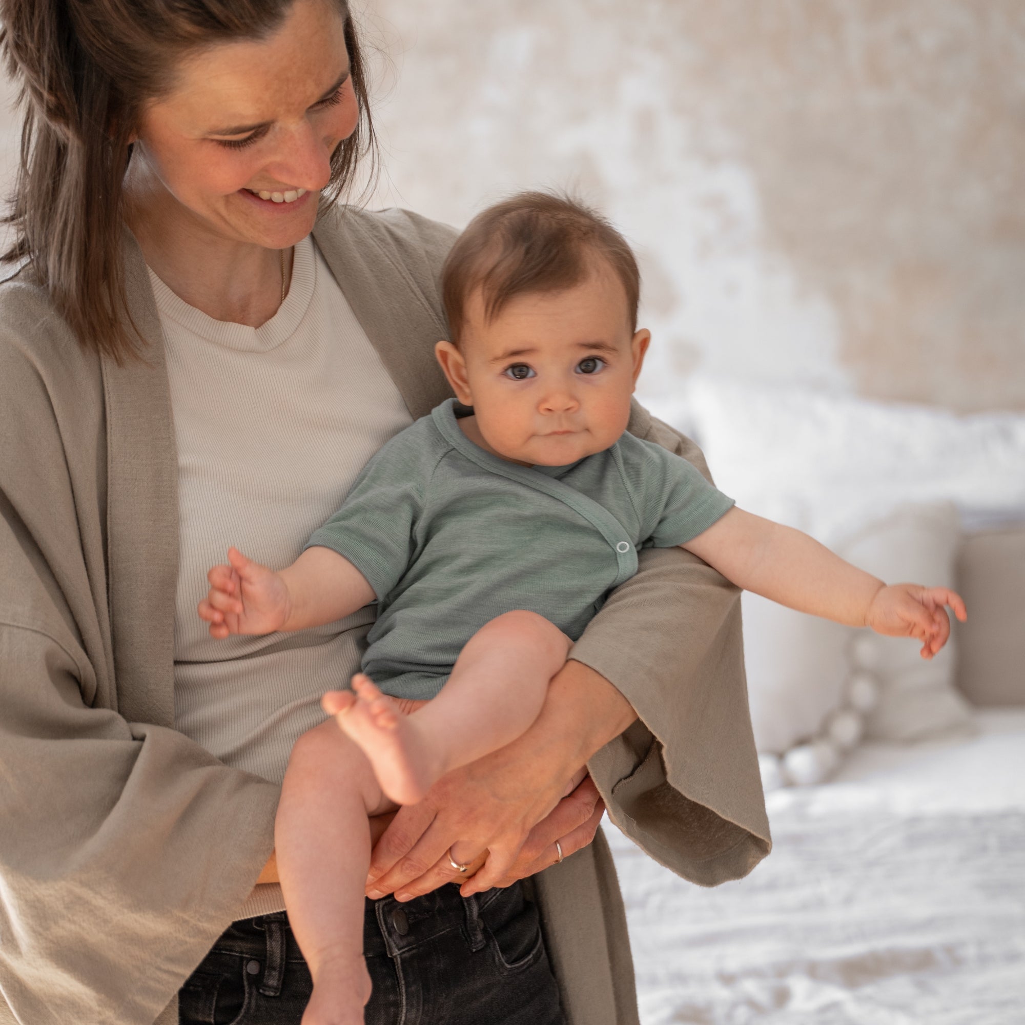 Wol-zijde Wikkelromper met korte mouwen | Essential Mint