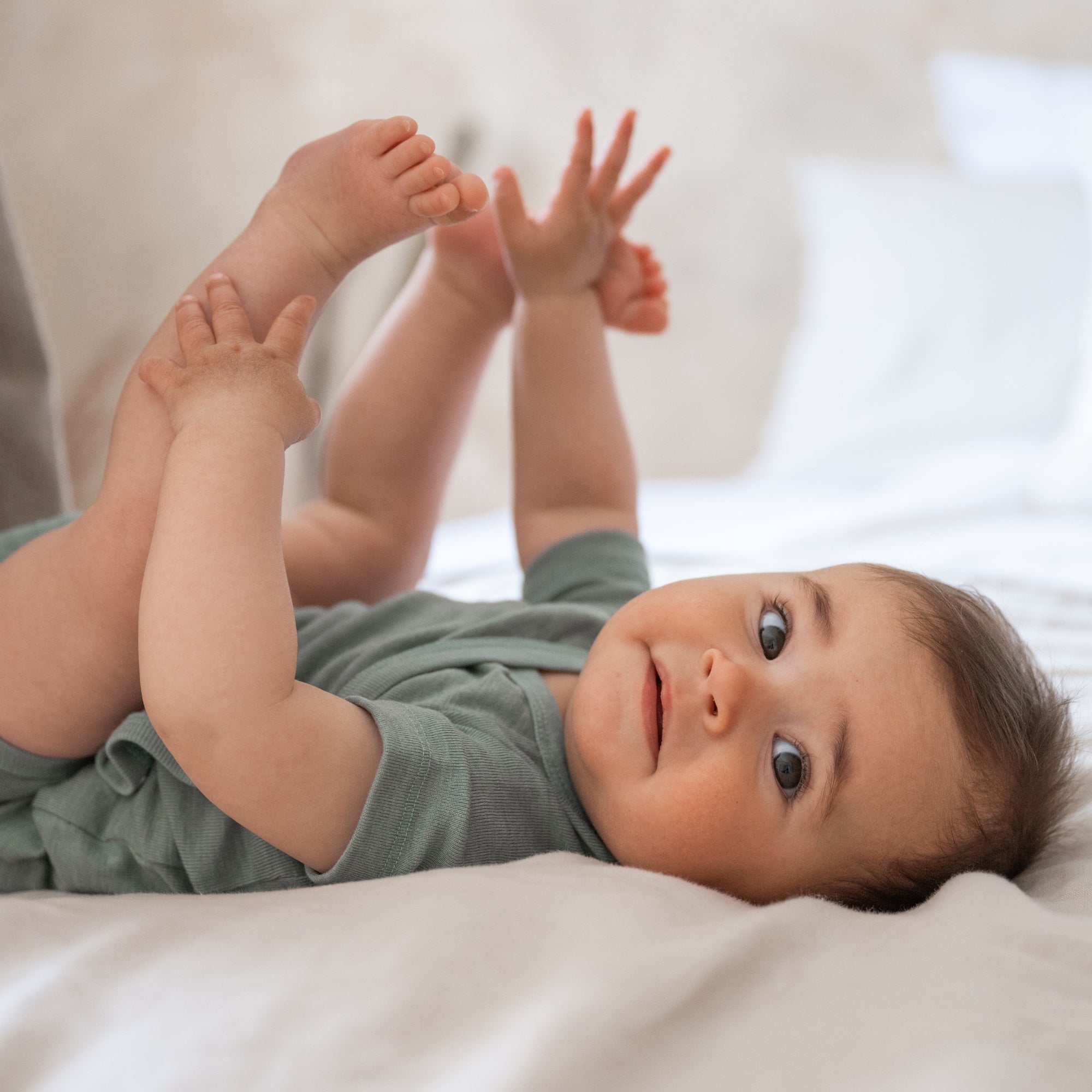 Wol-zijde Wikkelromper met korte mouwen | Essential Mint