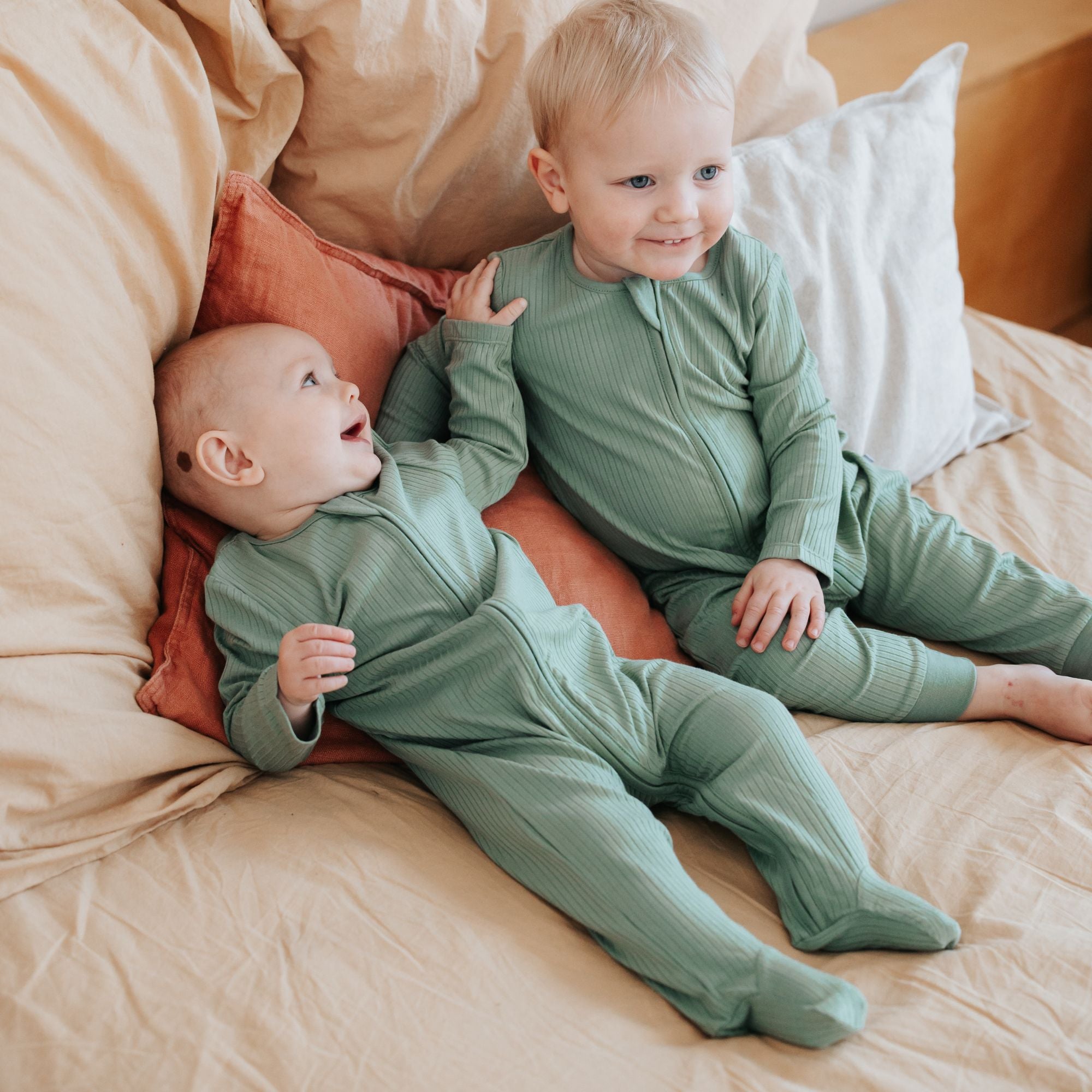 Pyjama met voetjes | Essential Groen